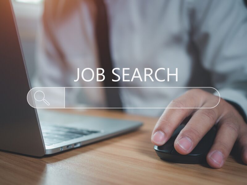 ビジネスマンがインターネットで仕事に応募