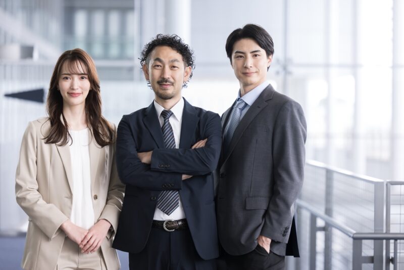 オフィスにスーツを着た日本人男女3人