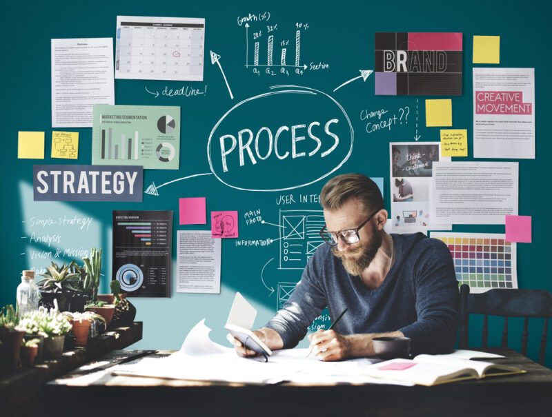 デスクでプロセスを考える男性